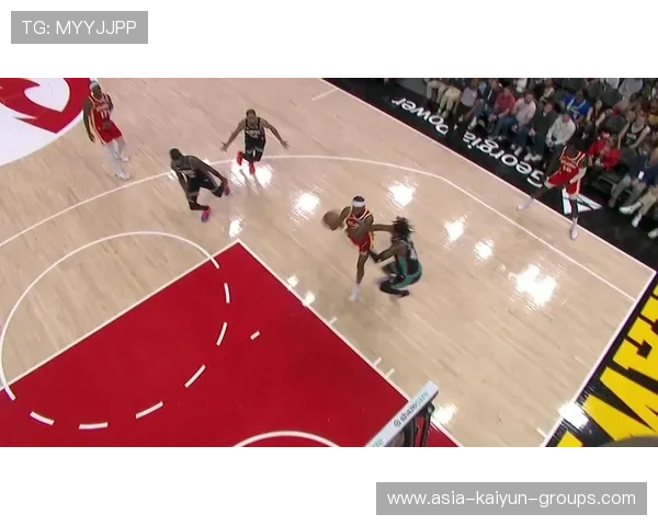 无球跑动撕裂防线制造机会